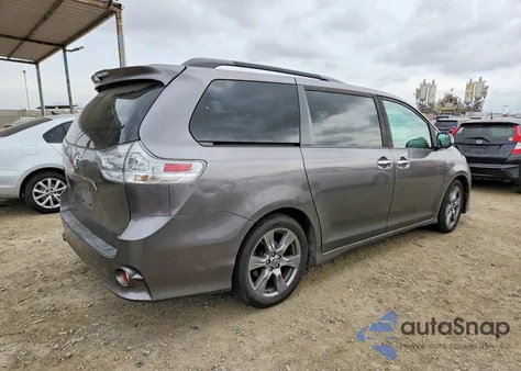 2018 Toyota Sienna Se z USA, uszkodzony, nr VIN 5TDXZ3DC2JS950630